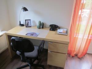 吕洛Huize Ruurlo的办公室,带桌椅和台灯