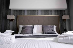 马斯卡卢恰Divina Charme的卧室配有一张带白色床单和枕头的大床。