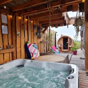 圣安娜兰wellness chalet met jacuzzi, sauna, omheinde tuin,的木屋设有浴缸及庭院