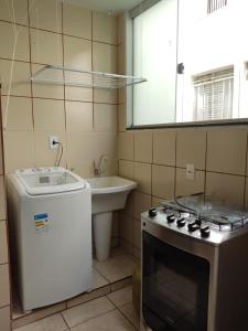 戈亚尼亚Apartamento 2 quartos Setor Sul的小厨房配有炉灶和水槽
