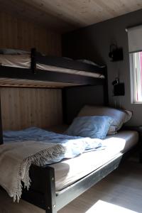 莱克内斯Visit Mortsund, Lofoten的一间卧室配有两张双层床。
