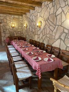 特雷比涅Rural Tourism/Ruralni Turizam Kisin的一张长桌,上面有红白的桌布
