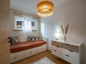 蒂罗尔州圣约翰Ferienwohnung "Tiroler Alpenzauber"的一间卧室配有一张床和一个吊灯