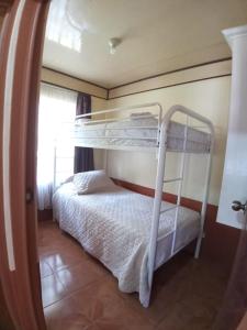 San MarcosCasa entre la naturaleza的一间卧室配有双层床和窗户。