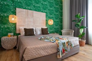 罗德镇Naillac Boutique Hotel的一间卧室设有一张大床和绿色的墙壁