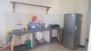 南威Marashi Villa的厨房配有柜台和冰箱。