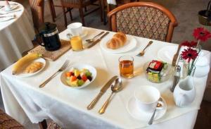 伊斯兰堡Imperial lodges的一张白色的桌子,上面放着食物和水果盘