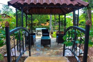 普拉亚弗拉明戈Casas del Toro Playa Flamingo的花园内带桌椅的凉亭