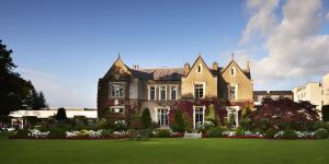 邓多克Ballymascanlon Hotel and Golf Resort的前面有绿色草坪的大房子