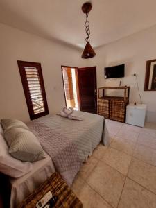 马拉戈日Aloha Beach Guest House的一间卧室配有一张床和一台电视
