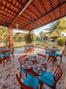 马拉戈日Aloha Beach Guest House的一个带桌椅的庭院和一个游泳池