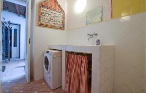 阿曼泰阿Art Gallery Flat的一间带洗衣机和水槽的浴室