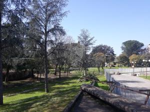 伦德吉安格洛住宿加早餐旅馆的享有树木公园和围栏的景色