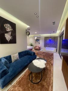 哈萨شاليه ريفو Revo chalet的客厅配有蓝色的沙发和浴缸