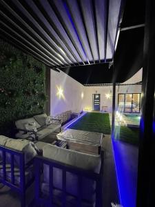 哈萨شاليه ريفو Revo chalet的配有桌椅和游泳池的客房
