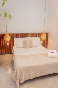 杰里科科拉Apartamento Manay的卧室配有一张带两个灯的大白色床