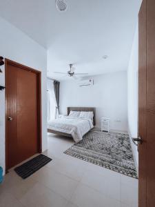 关丹Nur Villa Sg Soi的一间白色的房间,配有床和门