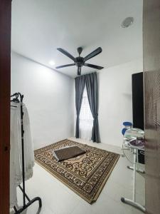 关丹Nur Villa Sg Soi的客房设有吊扇和地毯。