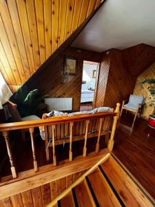 比亚里卡Hostal Katemu的享有木镶板客房的顶部景致