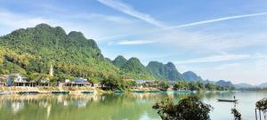 峰牙杨桃简易别墅 的享有山脉背景的河流美景