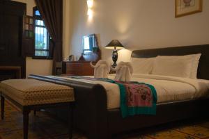 乔治市槟城槟榔酒店的酒店客房,配有带毛巾的床