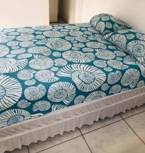 伯迪亚哥Pousada da Sú的一张蓝色和白色图案的床