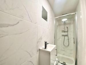北蒂德沃思House 1905 - Self Catering Serviced Apartment的带淋浴和卫生间的白色浴室