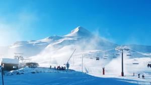 阿雷特studio Batlou ménage inclus的雪覆盖的山,滑雪缆车上的人