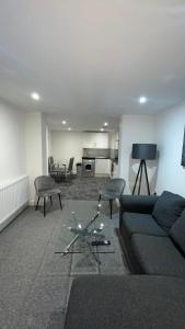 2 bed room luxury apartment in old Kent road London的休息区