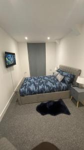 伦敦2 bed room luxury apartment in old Kent road London的一间卧室配有一张带蓝色棉被的床
