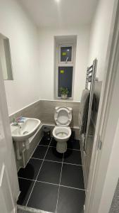 伦敦2 bed room luxury apartment in old Kent road London的浴室配有白色卫生间和盥洗盆。