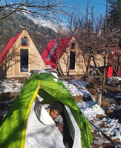 马拉里SGM Camp & Cottage的睡在雪地帐篷里的人
