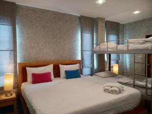 奥南海滩德洛夫特酒店的一间卧室配有两张双层床,床上配有毛巾