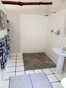 奥茨胡恩Aloe Valley Retreat的白色的浴室设有水槽和卫生间。
