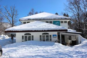 白马村Luna Lodge的一堆积雪覆盖的房子