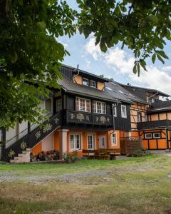 巴特尚道佛莱霍斯俄斯特霍夫酒店的一座黑色和橙色的建筑