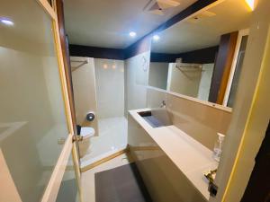 攀牙帕科尔精品度假酒店的一间带水槽和镜子的小浴室