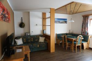 玛丽亚普法尔噶斯特豪斯旅馆的客厅配有沙发和桌子