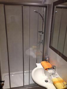 索尔登比肯海姆旅馆的浴室配有白色水槽和淋浴。