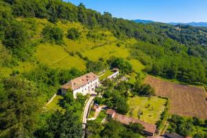 TullinsJolie cabane avec jacuzzi pour les amoureux de la nature的山丘上建筑物的空中景观