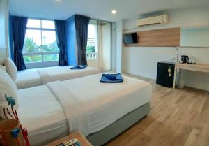 卡伦海滩Karon Living Room - SHA Plus的酒店客房配有两张床和一张书桌