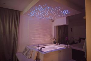 阿尔盖罗F53 Kevin's Charming Houses的浴室设有水槽和带灯的镜子