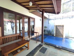 吉利特拉旺安萨哈巴别墅的一座带游泳池和木板凳的房子