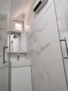 斯特鲁米察007 Apartments - Strumica, Macedonia的白色的浴室设有水槽和镜子