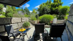 拉尔Black Forest Villa的一个带桌椅和石墙的庭院