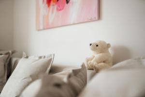 卢布尔雅那White Apartment的坐在沙发上的一个泰迪熊
