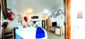 吉利特拉旺安Dream Hotel的一间卧室配有一张带蓝色毯子的床