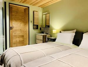 Apartment in Morzine - Ski In - Sleeps 6客房内的一张或多张床位