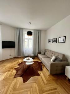 莱比锡FirstClass 2R_Apartment in Leipzig的客厅配有沙发和桌子