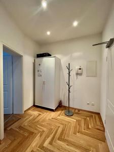 莱比锡FirstClass 2R_Apartment in Leipzig的客房设有白色冰箱和木地板。